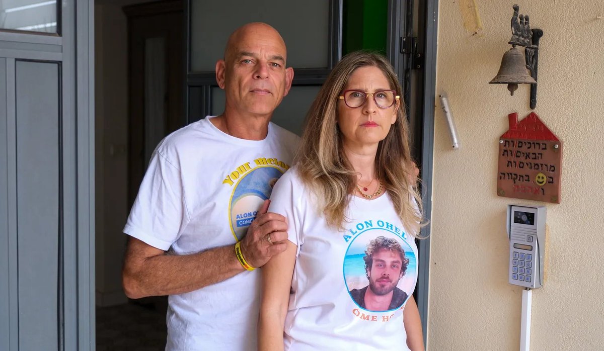אלון אהל (24)>>

אלון נולד וגדל ביישוב הקהילתי לבון שבגליל, והתגלה כבר בילדותו כפסנתרן מחונן. באוקטובר 2023 היה אמור להתחיל את לימודיו במכללת "רימון", צעד ראשון בחלום חייו להפוך למוזיקאי. הוא אהב לבשל והיה מוקף בחברים, שתיארו אותו כאדם מופנם אך בעל נוכחות שקטה, שהחזיקה את כולם