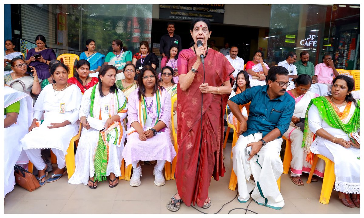 AdvJebiMather's tweet photo. Mahila Saahas Kerala Yathra at Thiruvalla & Kuttur Mandalams in Thiruvalla Block, #Pathanamthitta.
✨ The reception at Thiruvalla KSRTC Corner was inaugurated by former MLA Smt. Maleth Saraladevi.

#MahilaSaahasKeralaYathra #JebiMatherMP #KPMC
#votechoriexposed
#MothersAgainstDrugs