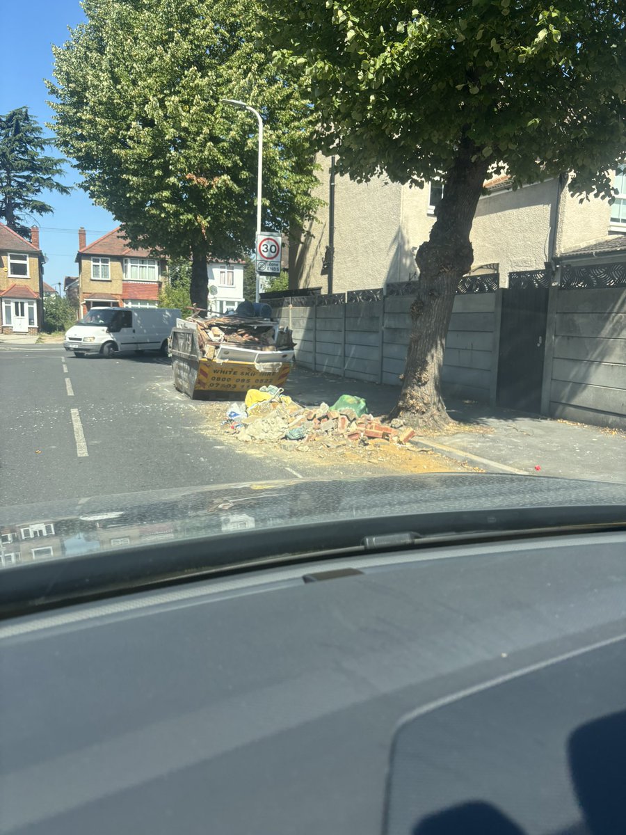 jennirowe's tweet photo. Fly tipped waste at the end of globe road. 
@LBofHavering
Not sure channels to report but needs sorting https://t.co/kiMG2jiMKn