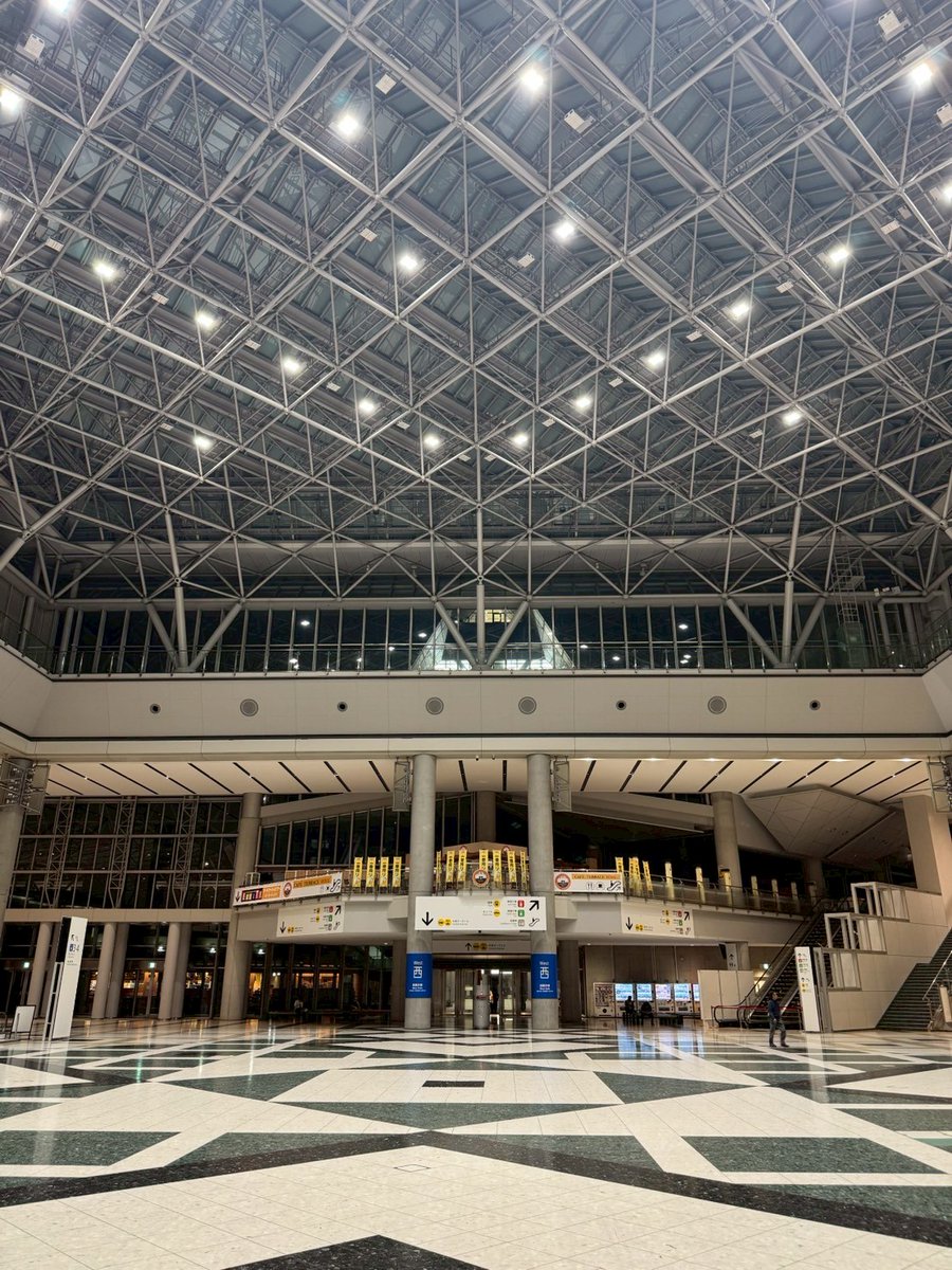 comiketofficial's tweet photo. ⓪ 数時間前までの喧騒が嘘のように、清掃車両の走る低い音だけが響く会場。反省会が終わり、会場の返却作業が始まっています。コミケット106、恒例の「最後のごあいさつ」となります。 #C106 https://t.co/BTCRIBDY7j