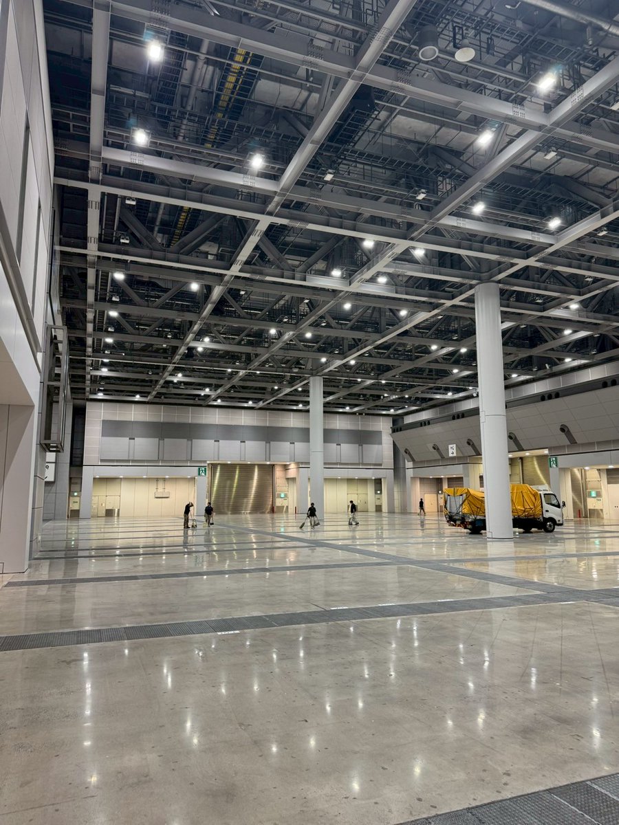 comiketofficial's tweet photo. ⓪ 数時間前までの喧騒が嘘のように、清掃車両の走る低い音だけが響く会場。反省会が終わり、会場の返却作業が始まっています。コミケット106、恒例の「最後のごあいさつ」となります。 #C106 https://t.co/BTCRIBDY7j