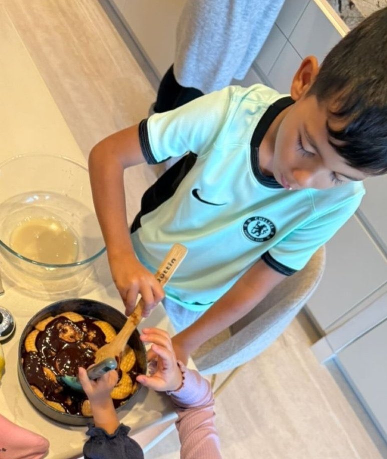 EmenaIo's tweet image. Cristiano Ronaldo's son Mateo wearing a Chelsea shirt. We are so back.
