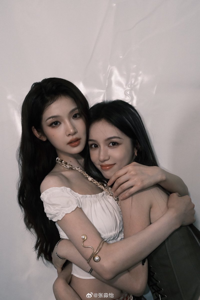 SimplyZhouYezi's tweet photo. Our lovely coquettish girlfriends!!

Zhang Miaoyi shared some cute shots with Zhou Ye from yesterday’s event! 

“Zhou Ye ~ ~~~” #jinyueruge 

#LegendOfTheFemaleGeneral #zhouye #zhangmiaoyi https://t.co/6e8SgXb0hs