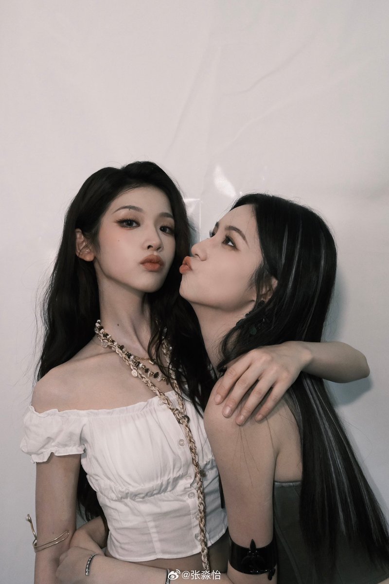 SimplyZhouYezi's tweet photo. Our lovely coquettish girlfriends!!

Zhang Miaoyi shared some cute shots with Zhou Ye from yesterday’s event! 

“Zhou Ye ~ ~~~” #jinyueruge 

#LegendOfTheFemaleGeneral #zhouye #zhangmiaoyi https://t.co/6e8SgXb0hs