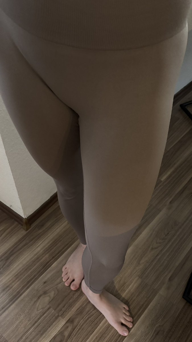 S89Jennifer's tweet photo. Steht mir die Leggings ? 😘 #feet #fetisch #barfuss #barfuß #feetqueen #germanfeet #fussfetischist #fussfetish #fußsohlen #fussselfie #fusssohlen #zahlschwein #paypig #sockenfetisch #loveyourfeet #beautifulfeet #schönefüsse #herrin #fuß #füsse #zahlsklave https://t.co/F0XPbX6UBw