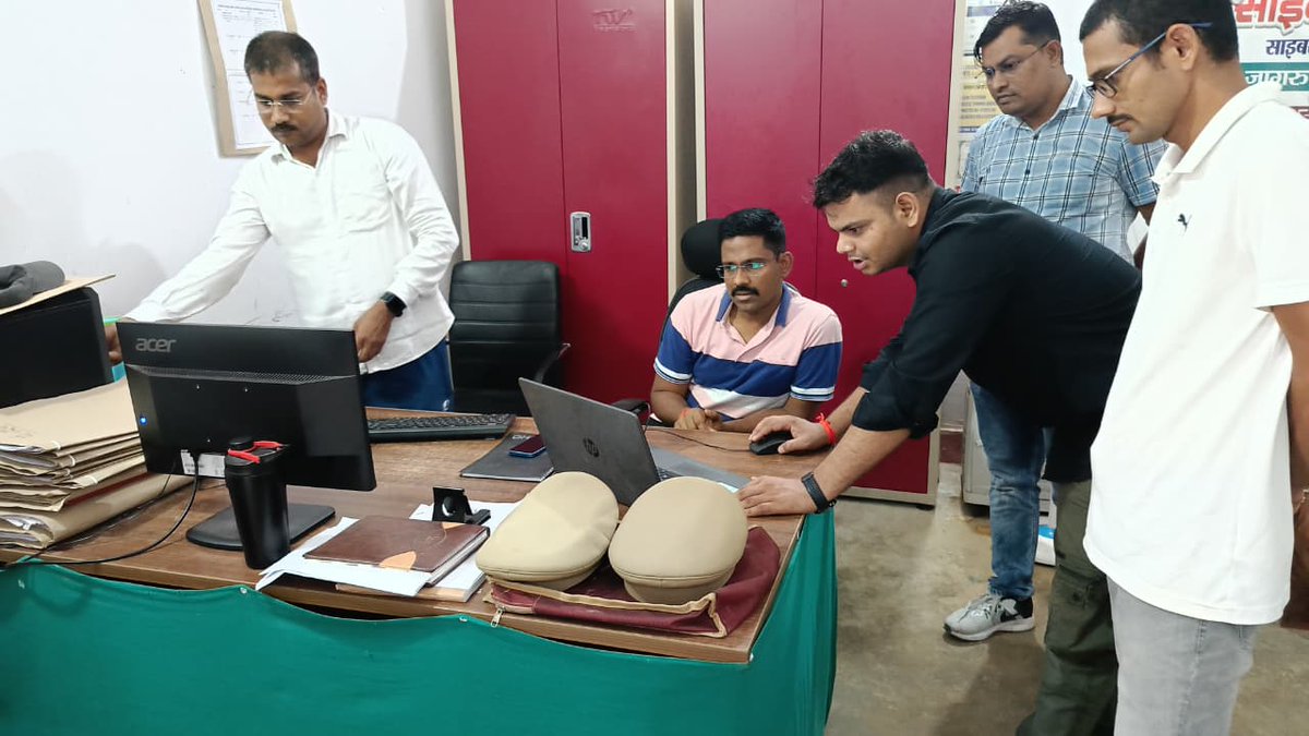 पुलिस अधीक्षक मऊ द्वारा साइबर क्राइम थाना का औचक निरीक्षक किया गया। जिसमें ऑनलाइन धोखाधड़ी, हैकिंग, साइबर स्टॉकिंग और अन्य डिजिटल अपराधों से संबंधित शिकायतों के कार्यवाही की स्थिति तथा विभिन्न प्रकार के रजिस्टरों एवं उपकरणों का अवलोकन कर आवश्यक दिशा-निर्देश दिये गये।
<a href="/Uppolice/">UP POLICE</a>