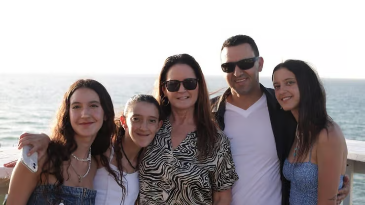 יוסי שרעבי ז"ל (53)>>

יוסי שרעבי נולד וגדל בתל-אביב, ועבר לפני כ-30 שנה יחד עם אחיו אלי לקיבוץ בארי. הוא התחתן עם נירה ונולדו להם שלוש בנות - יובל (19), אופיר (16) ואורן (15). יוסי עבד כמנהל השיווק של קיבוץ בארי, ומשפחתו מוסרת שהיה אדם מופנם עם לב רחב. הוא אהב מאוד ספורט אקסטרים