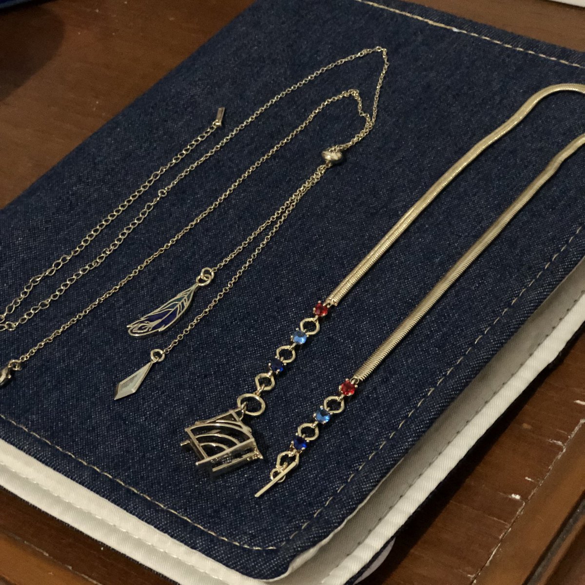 demonpiri's tweet photo. wts kalung / necklace kaveh genshin official merch

— adjustable
— unsealed tapi belum pernah dipake
— minus box kotor dikit 🤏

dm kalau mau tanya2 :D
💰 450.000
📍 depok
📦 co pake oren 🍊

#warunggame #warunghoyo #warunggenshin #warunganime #genshin https://t.co/xAFjeaAK7X