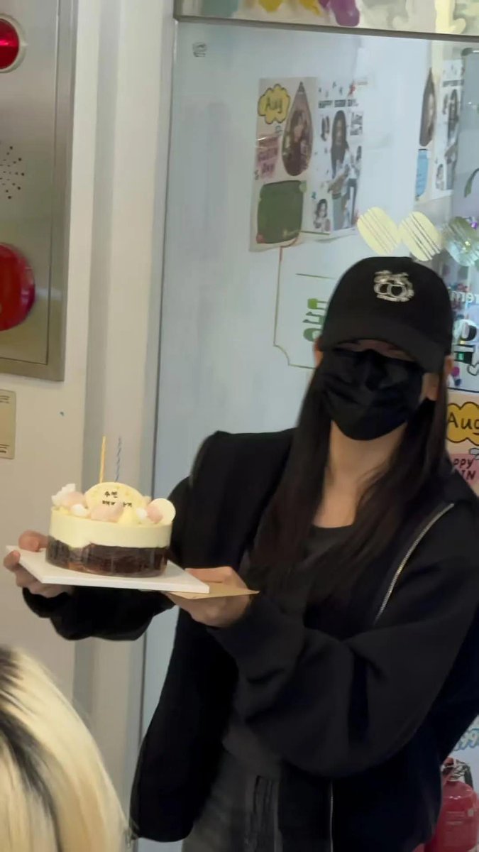 whdbfll's tweet photo. happy birthday my favorite gua 😙😙 https://t.co/vuxhJHL1yp
