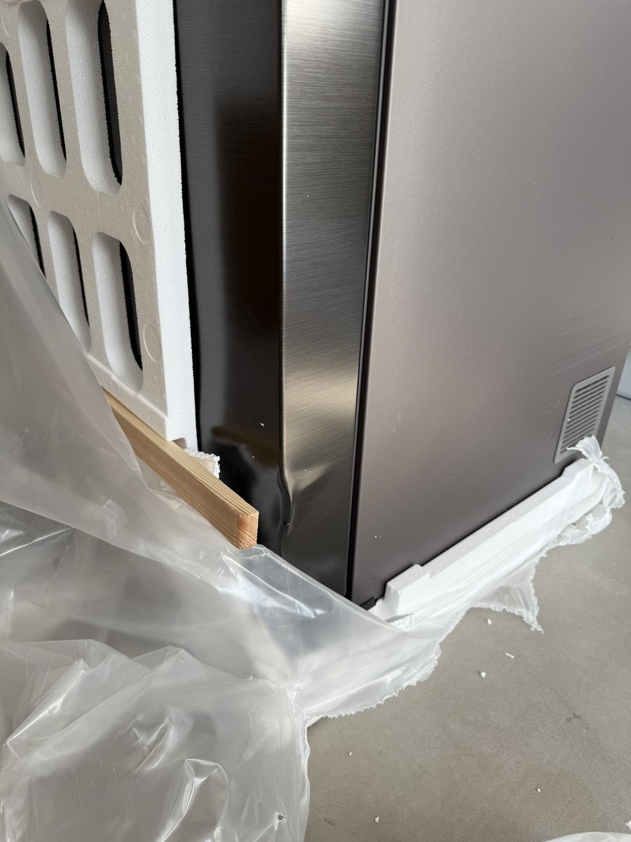 AndyBuck86's tweet photo. Beyond poor customer service from @SamsungUK @Samsung 

Fridge/Freezer arrives with significant damage, which was impossible to see while in the packaging. 

After being refused a refund or replacement, I was offered a £60 voucher off my next order 🤦🏼‍♂️ https://t.co/uxmXOdLJSK