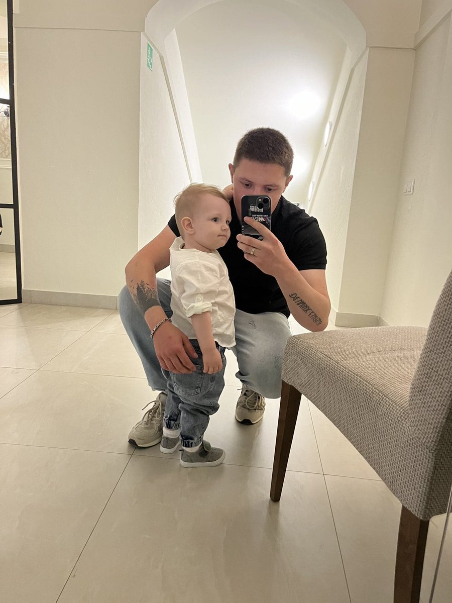 Хуевый я дедушка. Этих ребят я не видел 7 лет.
А это внук и сын...