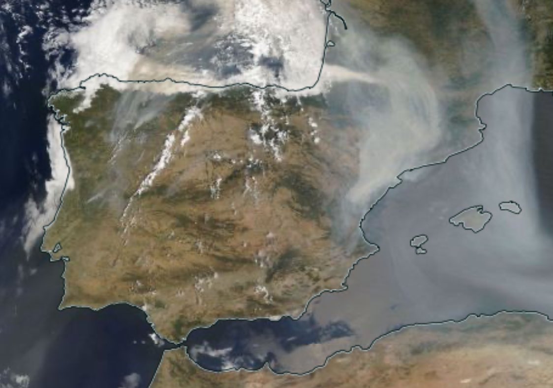 🔥Espectacular imatge a vista de satèl•lit on s’aprecia el fum dels incendis que cremen al nord-oest peninsular sobre Catalunya
🌡️ Les partícules de cendra filtren la radiació solar impedint que la temperatura pugi tant com ahir. Malgrat tot, és molt alta i es freguen els 40 ºC