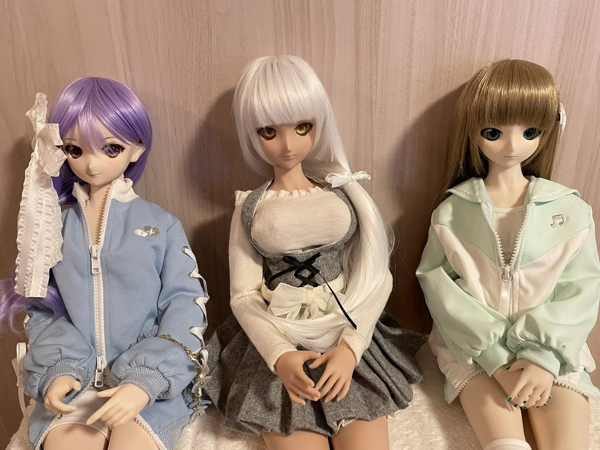 saria0123's tweet photo. 最近残業ばっかりで、ずっとうちのこ達とちゃんと過ごせてない。
帰ってくるといつも通り、三人で寂しそうだなぁ

＃うちのこかわいい https://t.co/uFPqEzqjCB