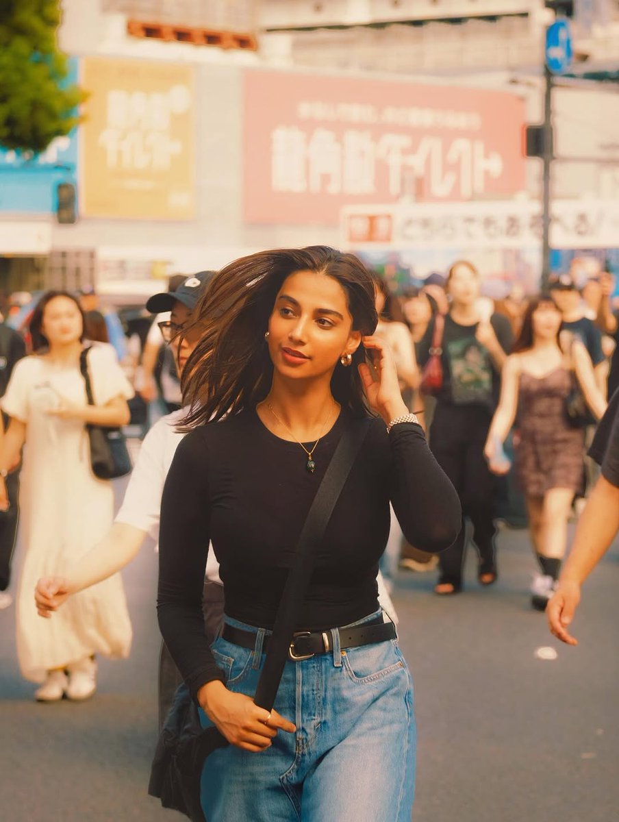 Cinewoodsoffl's tweet image. Sunshine and sass all in one frame ☀️💫

Meenaakshi Chaudhary slaying the street vibes 😍✨

#MeenaakshiChaudhary #UrbanChic #GlowGoals