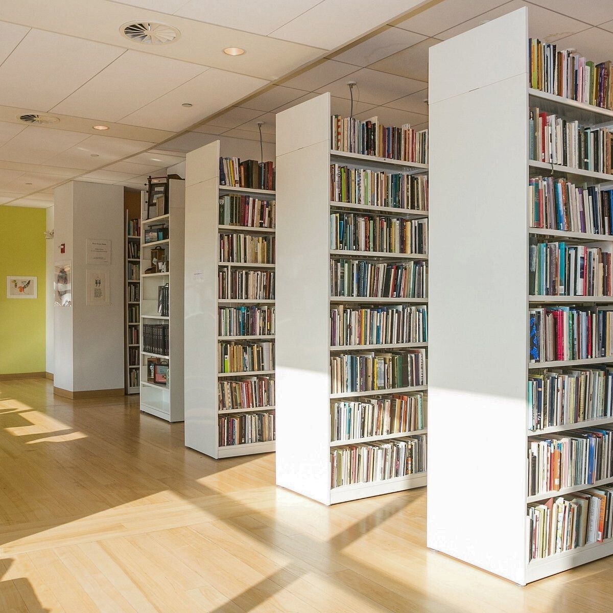 Levenger's tweet photo. Overlooking the Hudson River, Poets House is a peaceful place to read, reflect, and immerse yourself in over 80,000 volumes of poetry. Have you visited this NYC gem?
#SundayReads #Poetry #NYCLibraries https://t.co/JazZ2m65Oc