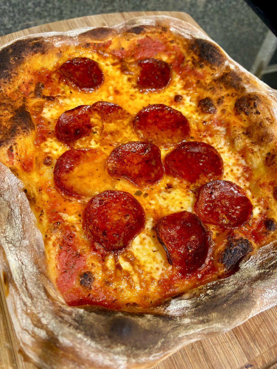 Anoche volví a hacer pizza. Sigo perfeccionando esta técnica desde 2020. Todavía nunca me salió como yo quiero, pero la verdad que el recorrido viene bastante divertido.