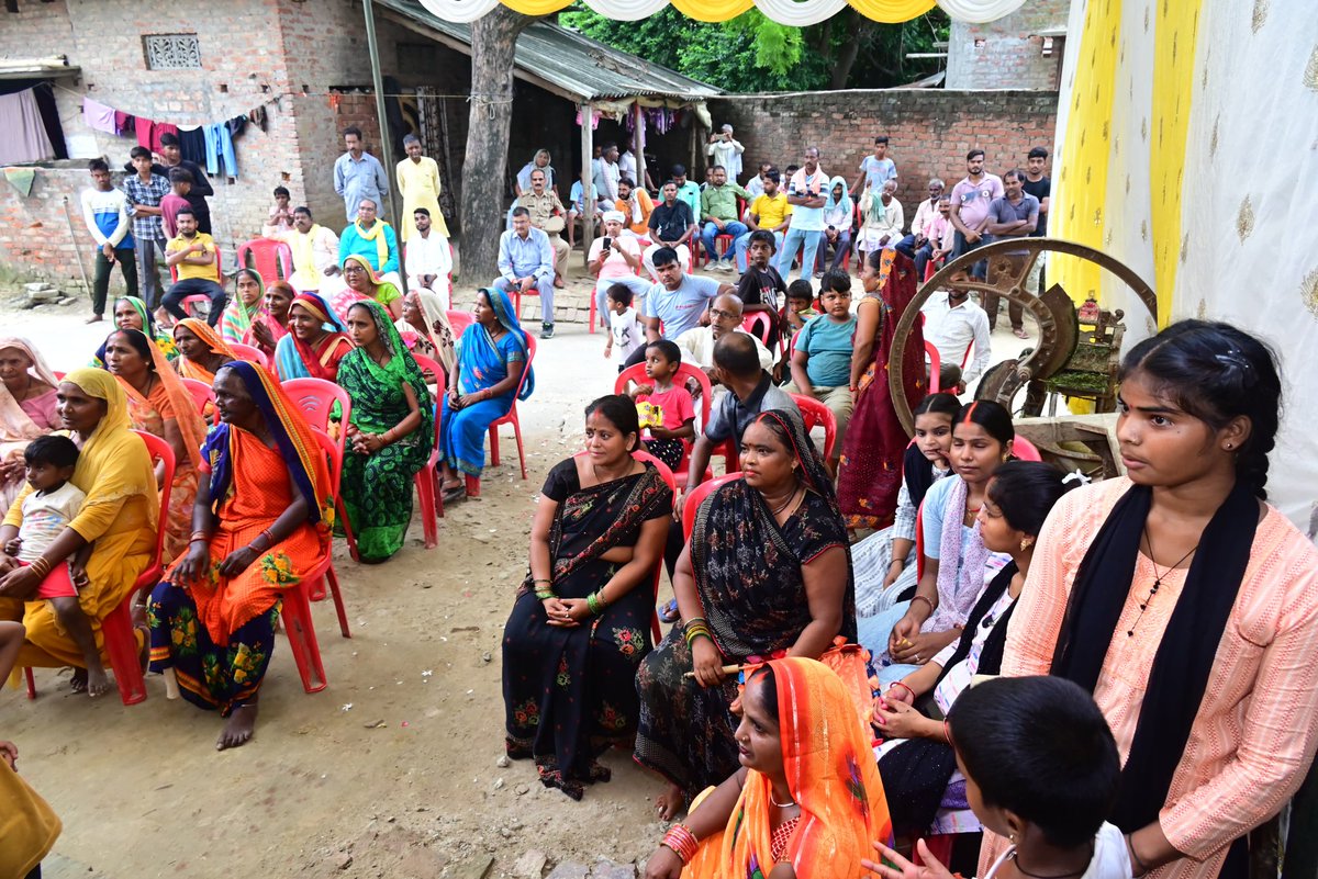 जनपद आज़मगढ़,अतरौलिया स्थित ग्रामसभा अमारी श्रीमती राधिका गोंड जी के निज-निवास पर उपस्थिति दर्ज कराई एवं स्थानीय जनमानस से आत्मीय मुलाकात की, कुशलक्षेम जानी तथा क्षेत्र की सामाजिक व राजनीतिक परिस्थितियों पर विस्तृत चर्चा की।

#राष्ट्रीयअध्यक्ष #SBSP #Azamgarh #Ataraulia #जनसेवा