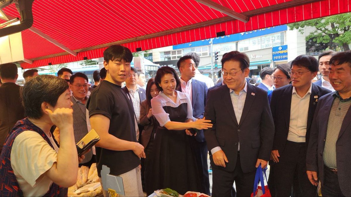 이재명 대통령님과 김혜경 여사님께서 은평에 깜짝 방문하셨습니다. 수해로 어려움을 겪은 연신내역 인근 상인분들을 찾아 안부를 전하시고, 연서시장에서 장을 보시며 직접 힘을 보태주셨습니다. 대통령님께서 사주신 떡볶이가 정말 맛있었습니다! 힘내서 유능한 민생정부를 위해 열심히 일하겠습니다
