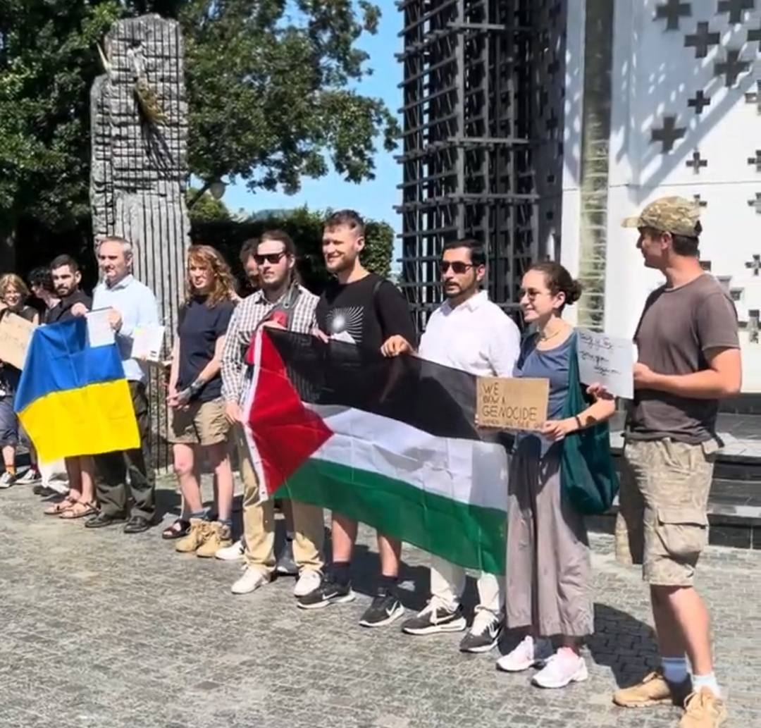 "Ukraine also knows artificial famine" - Kyiv rally in solidarity with Gaza organised by left-wing activists in front of the Holodomor Museum.