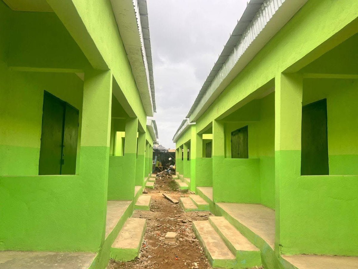 Prom_Ivoire's tweet photo. Tiassalé : 42 magasins remis aux commerçants. 

Le Député-maire Assalé Tiémoko, a remis ce matin, les clés de 42 magasins neufs aux commerçants de Tiassalé, sous des conditions exceptionnelles. 

Les magasins de la mairie seront proposés à un loyer mensuel de 20000 F. 

Pour faciliter l’installation des commerçants, une disposition exceptionnelle a été  prise : 

Pendant les dix premiers mois, les commerçants ne paieront que de 10 000 F par mois, ce qui compense leur contribution au projet de 100 000 F. 

Ensuite, au terme des dix mois,  le loyer définitif sera fixé à 15 000 F par mois. 

De plus, les loyers des deux premiers mois, septembre et octobre leur sont offerts pour aménager sans stress.

 Le paiement des loyers débutera le 5 décembre 2025.

"La politique, on la fait pour que la vie des gens s'améliore..." a déclaré le maire.

SERCOM MAIRIE.