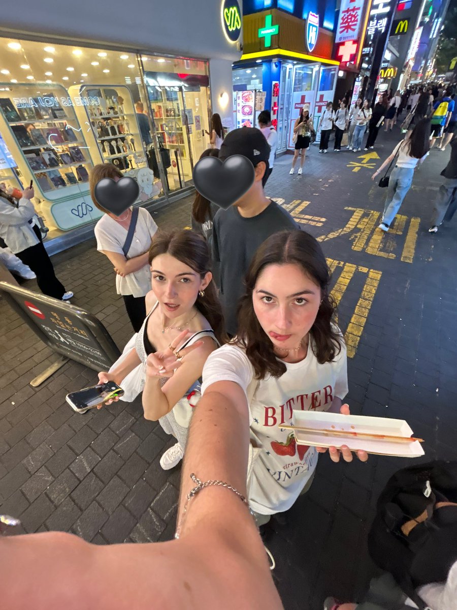 sikkyuz's tweet photo. who is this girl https://t.co/YxOpvH9meF