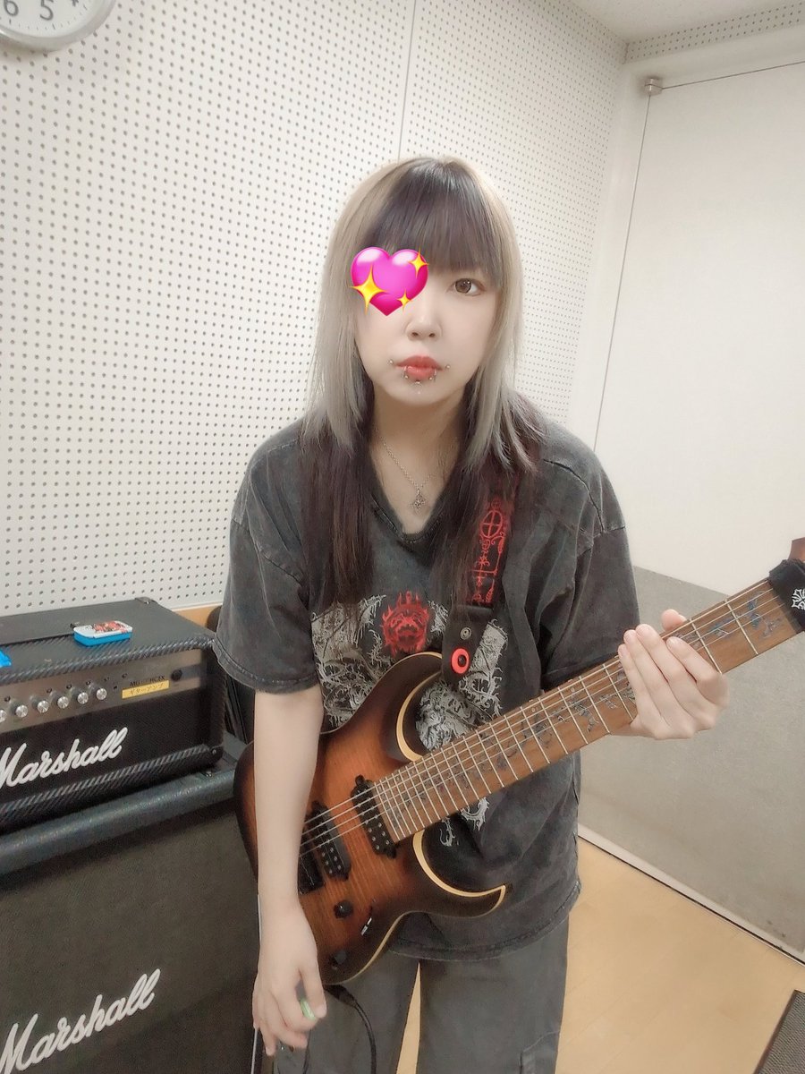 kypCam's tweet photo. エフェクター間違えてきてベース用持ってきてしまった！ドジ！ https://t.co/rgiNTWaqtg