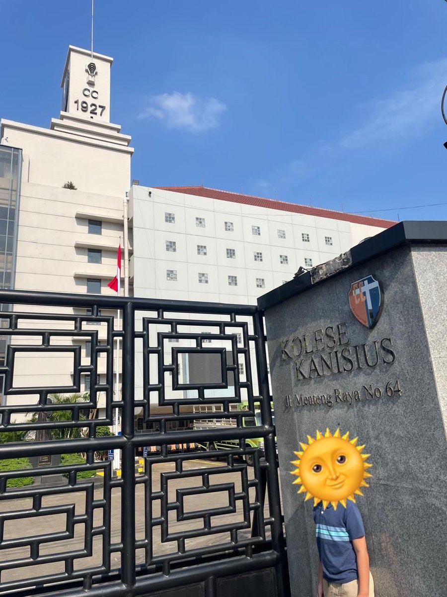 Arnngsh's tweet photo. Semangat kerja meningkat 100% demi bisa bayar yg katanya orang-orang bisa 10jt per bulan untuk kurikulum nasional doang https://t.co/IuN5CusTZG