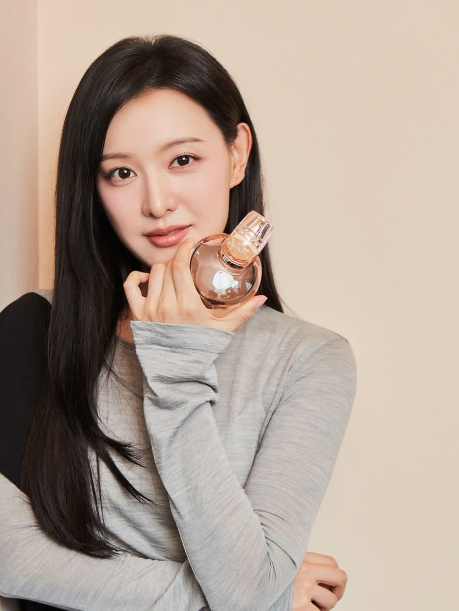20250817｜#김지원 

#Kimjiwon IG update:

Bulgarian Omnia Crystalline🪷😘

#bvlgari #OmniaCrystalline