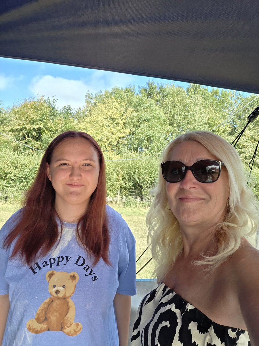 LordOscarBlueL1's tweet photo. Mam & hoosis dun abandonments. Dey gone to sum musik fing. It's only down da road but dey camping coz of taxi issues, now she sez dey are #OllyMurs ready...come home pleeze mummy, Olly dusnt luff yoo but we duz. #HardwickLive #DreamlandTour #PetShopBoys #ScissorSisters #OllyMurs https://t.co/sPFUoAMs26