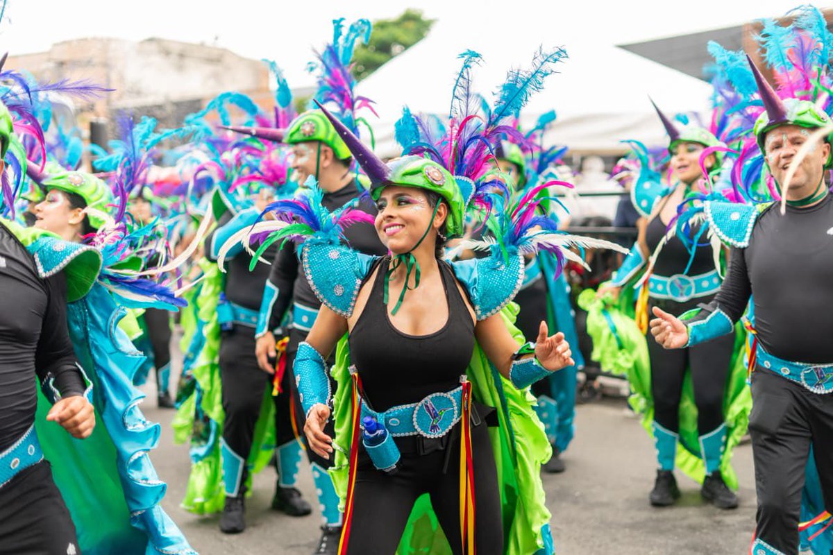 Alcaldiapereira's tweet photo. + DE 125 MIL ASISTENTES DISFRUTARON DE UN CARNAVAL DE LA COSECHA,¡INOLVIDABLE! 

🎭 El amor del alcalde #MauricioSalazar por #Pereira se ha demostrado con hechos, más de 125.000 asistentes disfrutaron de un despliegue de 3.500 artistas que mostraron lo mejor de Pereira, Colombia y el mundo en el Carnaval de La Cosecha.

💃🏻 92 pasos llenos de color, música y tradición dieron vida a comparsas locales, nacionales e internacionales, entre ellas el Carnaval de Río de Janeiro de Brasil, el Desfile de Silleteros de Medellín, el Carnaval de Barranquilla, el Carnaval de Blancos y Negros de Pasto, el Carnaval de Riosucio y la Feria de Cali, además de la participación de empresas, fundaciones, autoridades, el Deportivo Pereira y diferentes expresiones artísticas que consolidan a #Pereira como un referente cultural y turístico de talla internacional.

❤️Las mejores fiestas de la cosecha en su historia, #PereiraLasTiene