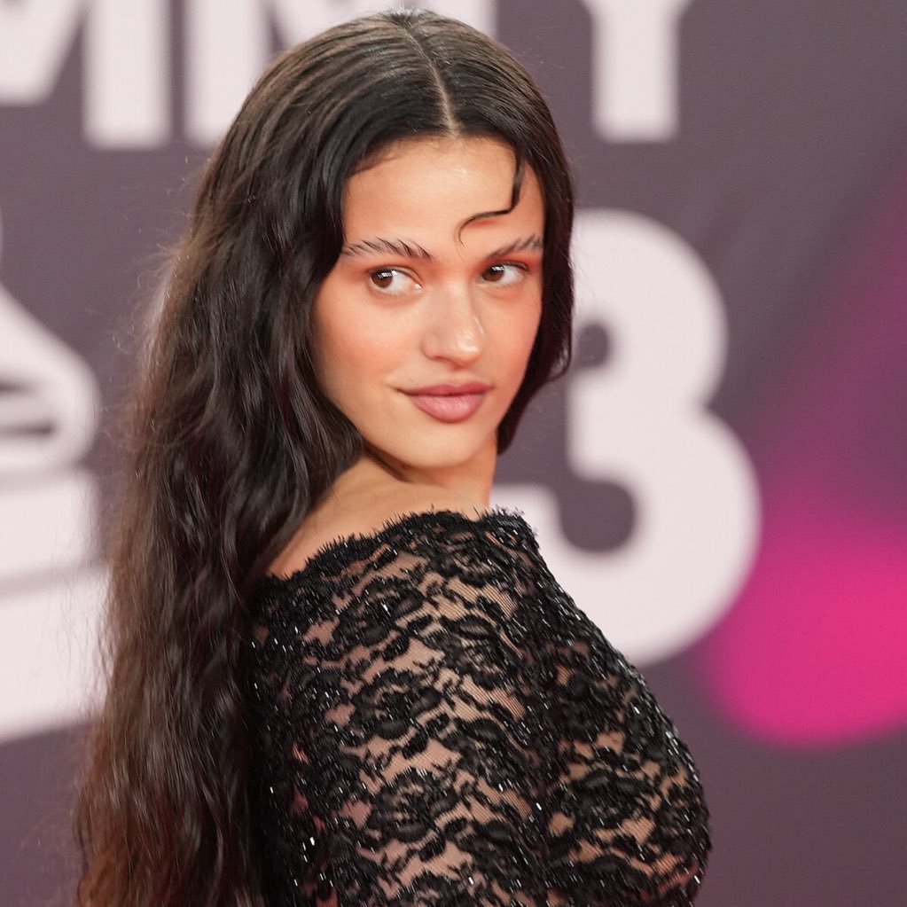 🎤 Belén Aguilera declara que le parece feísimo la filtración que ha hecho la revista Elle sobre el nuevo album de Rosalía.

“¿Elle? O Él o Ella. Mariconadas las justas.” Declaraba la catalana.