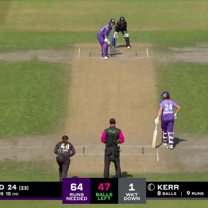 Phoebe Litchfield is a left-handed batter.  But plays THIS shot right-handed! 🤯