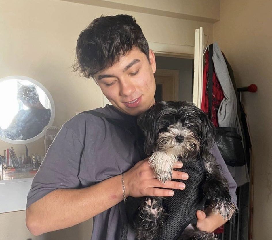 Kız kardeşine laf atanlara tepki gösterdiği için katledilen Hakan Çakır’ın babasına atılan mesaj:

“Seni de oğlunun yanına gömeceğiz. Kafanı kesip üstüne mazot döküp yakacağız.”