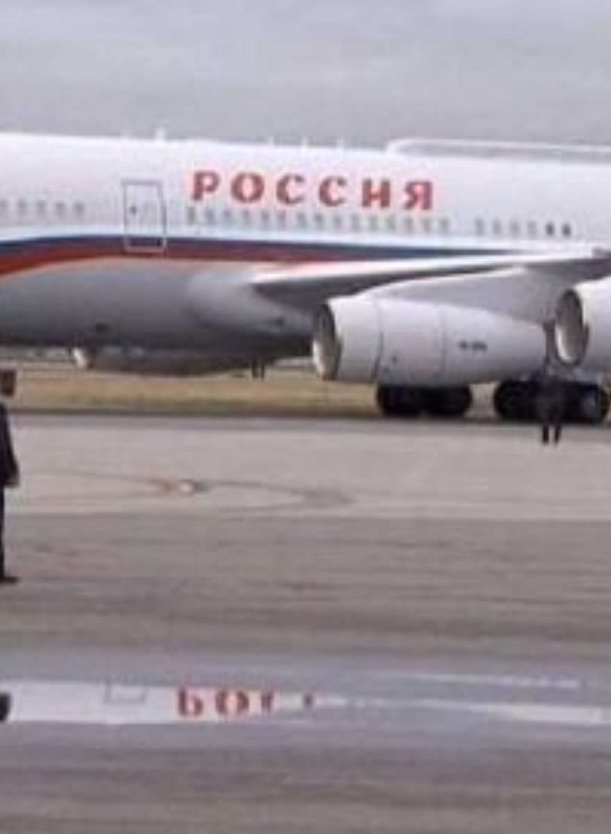 MORSMORlS's tweet photo. @koelnnemez а вы тоже заметили, что Россия, отражаясь в луже, даёт слово «БОГ»? https://t.co/bHGKNgAzdl