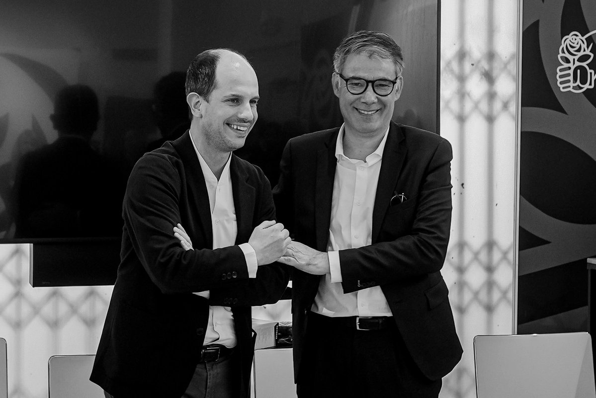 Camille Vielhescaze (@vielhescaze) on Twitter photo 1/2 Une page se tourne après 2 ans et demi auprès d’<a href="/faureolivier/">Olivier Faure</a> et de la direction du PS. Fier du travail accompli aux côtés d’Olivier, dans une période si rude et incertaine. Avec la conviction + que jamais intacte que l’espoir germera en 2027 au cœur de la gauche unie ✊🏼🌹 1/2 Une page se tourne après 2 ans et demi auprès d’<a href="/faureolivier/">Olivier Faure</a> et de la direction du PS. Fier du travail accompli aux côtés d’Olivier, dans une période si rude et incertaine. Avec la conviction + que jamais intacte que l’espoir germera en 2027 au cœur de la gauche unie ✊🏼🌹