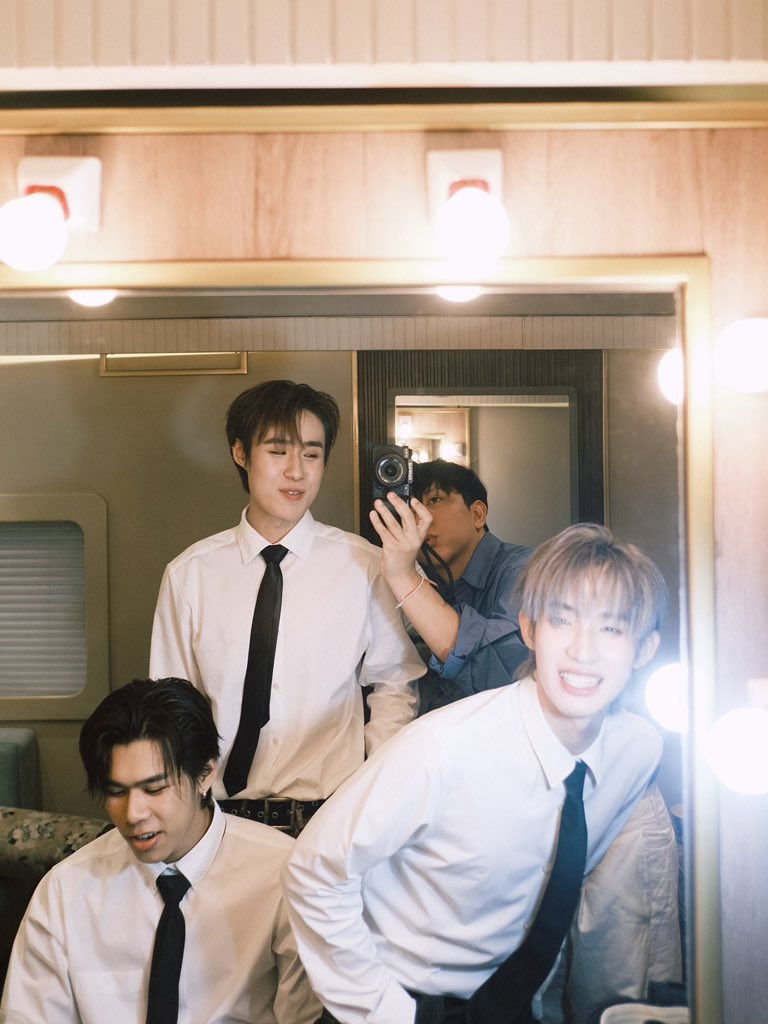 HongofficialTH's tweet image. 🍦IG — jakkra_makeupsurgemarque Posted
🗓 17 / 08 / 25

RV. 🇮🇳 DELHI 
#backstage 

#lykntourxdelhi 
#jakkramakeup

🔗 — instagram.com/p/DNdJHEXp66d/…

➖  
#hongshihoshi 
#LYKN