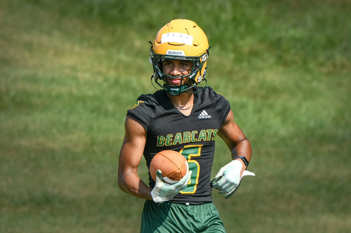 SVC_FTBL's tweet photo. Some shots from yesterday’s practice! 📸🔥 

#WGF | #GoBearcats https://t.co/nN4g0KXl7t