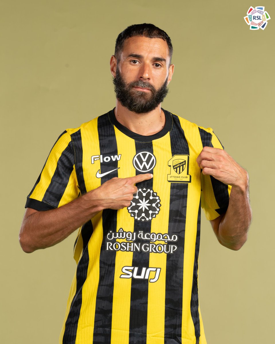 الأسطورة كريم بنزيما يشير لـشعار العز! 💛🖤☝️