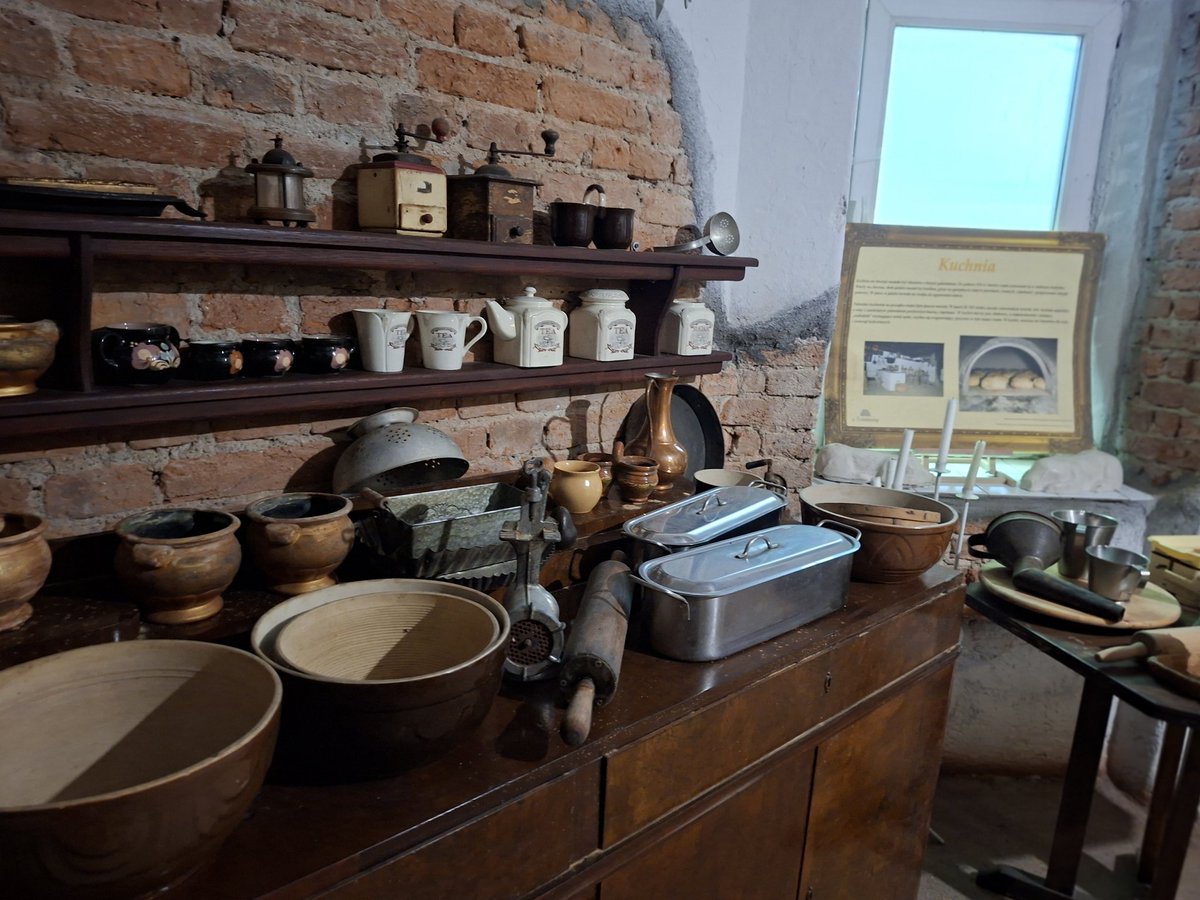 jurajczyk's tweet photo. Pałacowe wnętrza to również wystawy czasowe, aktualnie np."Dzwonki świata całego", historie rodzinne dawnych właścicieli, dzieje pałacu... To swoisty wehikuł czasu, który przenosi w XIX i początku XX wieku. #Siary #Gorlice #BeskidNiski #Małopolska 🇵🇱 (4/5) https://t.co/Dzasnf3oMr