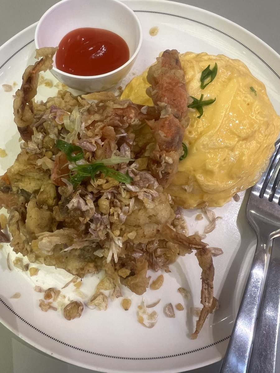 ข้าวไข่ข้นปูม้าผัดพริกเกลือ, ข้าวไข่ข้นปูนิ่มทอดกระเทียมพริกไทย กระเทียมเป็นกระเทียมไทยเจียว ปูทานได้ทั้งตัว งาน #Eats Zeed vibes จากร้าน ข้าวต้มเทเวศร์