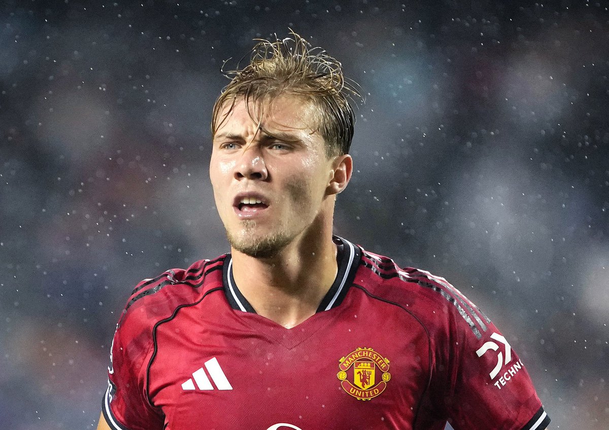 Fabrizio Romano (@fabrizioromano) on Twitter photo 🚨 Rasmus Højlund and Manchester United, it’s definitely over.
Højlund won’t be part of Man United squad against Arsenal as club sends clear message pushing for his exit.
United open to permanent and also loan deal, Højlund will assess his options — follows <a href="/lauriewhitwell/">Laurie Whitwell</a>. 🚨 Rasmus Højlund and Manchester United, it’s definitely over.
Højlund won’t be part of Man United squad against Arsenal as club sends clear message pushing for his exit.
United open to permanent and also loan deal, Højlund will assess his options — follows <a href="/lauriewhitwell/">Laurie Whitwell</a>.