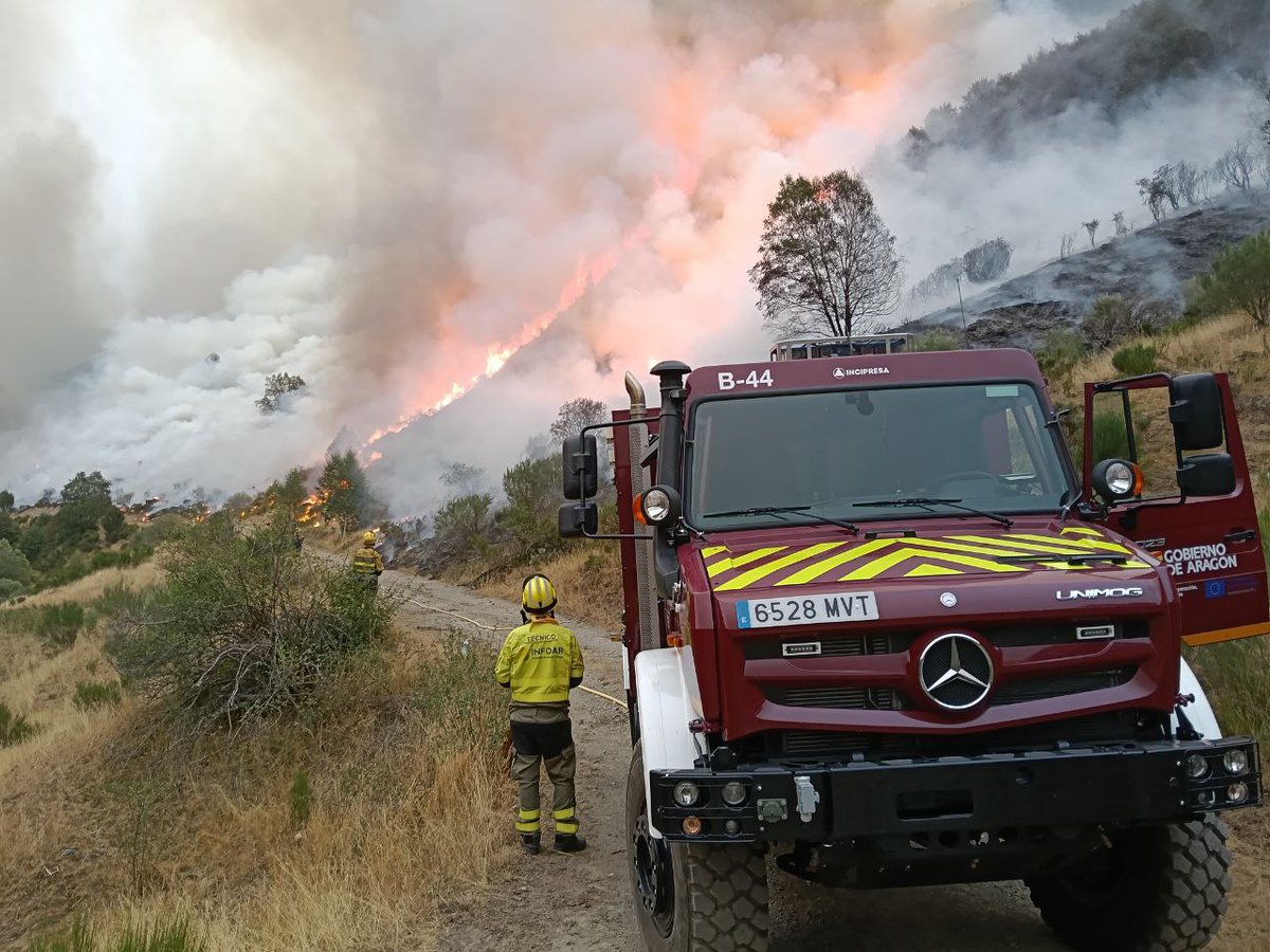 IIFFAragon's tweet photo. @GobAragon @jcyl @Gob_eus ➡️ #IFBarniedodelaReina (León) 
El operativo #INFOAR mantiene, por segundo día, la defensa del pueblo de #Casasuertes, evacuado a última hora de ayer. Trabajan junto a @leonbomberos, @BomberosDipleon, medios de #inforcyl @naturalezacyl y @UMEgob. Están logrando que no se queme💪 https://t.co/LkY3DZEgEl