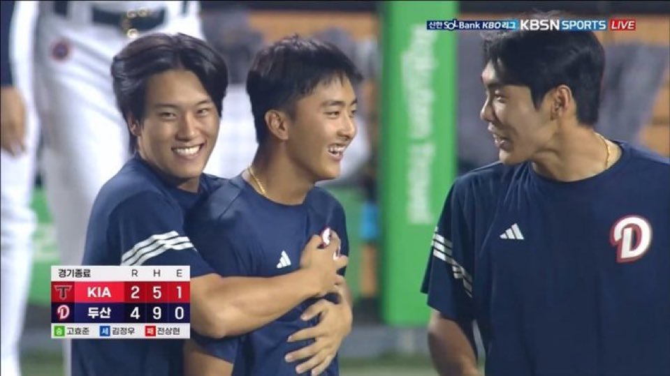 2군에서 고생 많이 한 애들 끈끈해져서 이길 때마다 서로 꽉 안아주면서 축하해주는게 너무 마음이 따듯한거야 … 같이 고생하고 같이 성공을 바라던 애들이 한해에 같이 빛을 본다는게 얼마나 큰 의미가 있을까