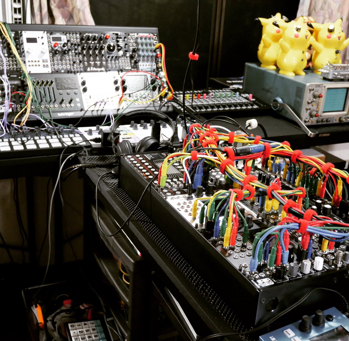 doravideo's tweet image. ツアー用のライブセットは手元に残して予備のモジュラーと大量に買い足して頂いたモジュラーを作品の完成までヨーロッパのスタジオに大移動。自分の家からモジュラーが無くなるの寂しいな〜涙。
#モジュラーシンセ
#ユーロラック
#modularsynth
#eurorack