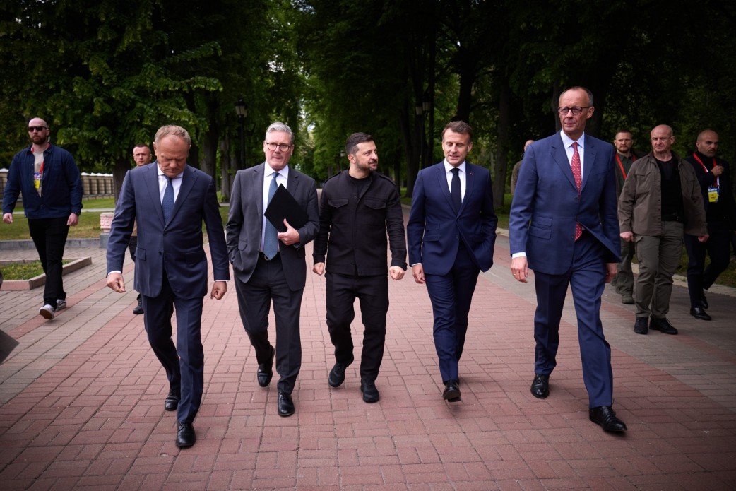 🇺🇸🇺🇦🇪🇺 Apparently Zelensky is so weak, the entire EU clowns are going with him to confront Donald Trump in Washington.

Do any of these people understand reality? Ukraine can't win, the Donbass, Crimea are gone, what's the point of endlessly dуing to the last Ukrainian?

There's