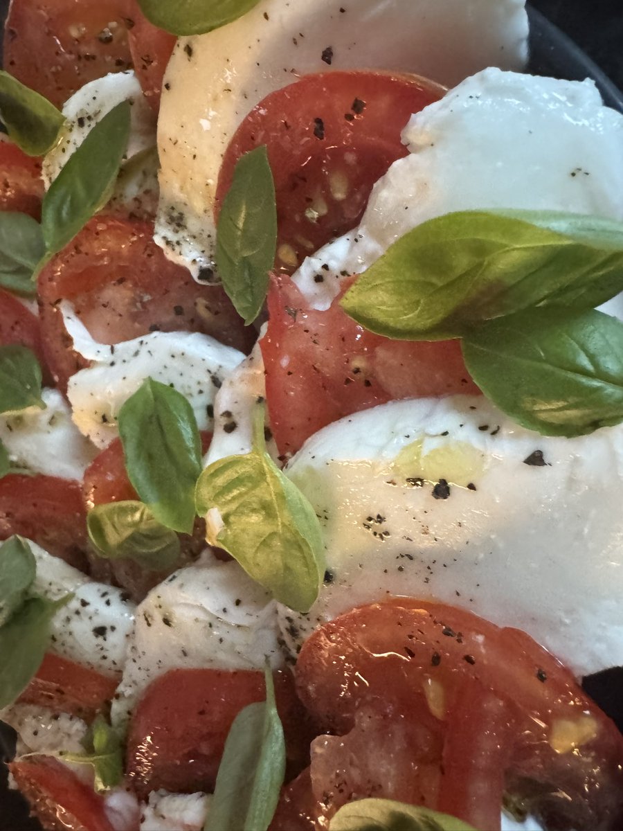 So many tomatoes.. everyday at moment 😍

Caprese salad with home grown toms and fresh basil 😍

#Tomatoes #vegetables #growyourown
