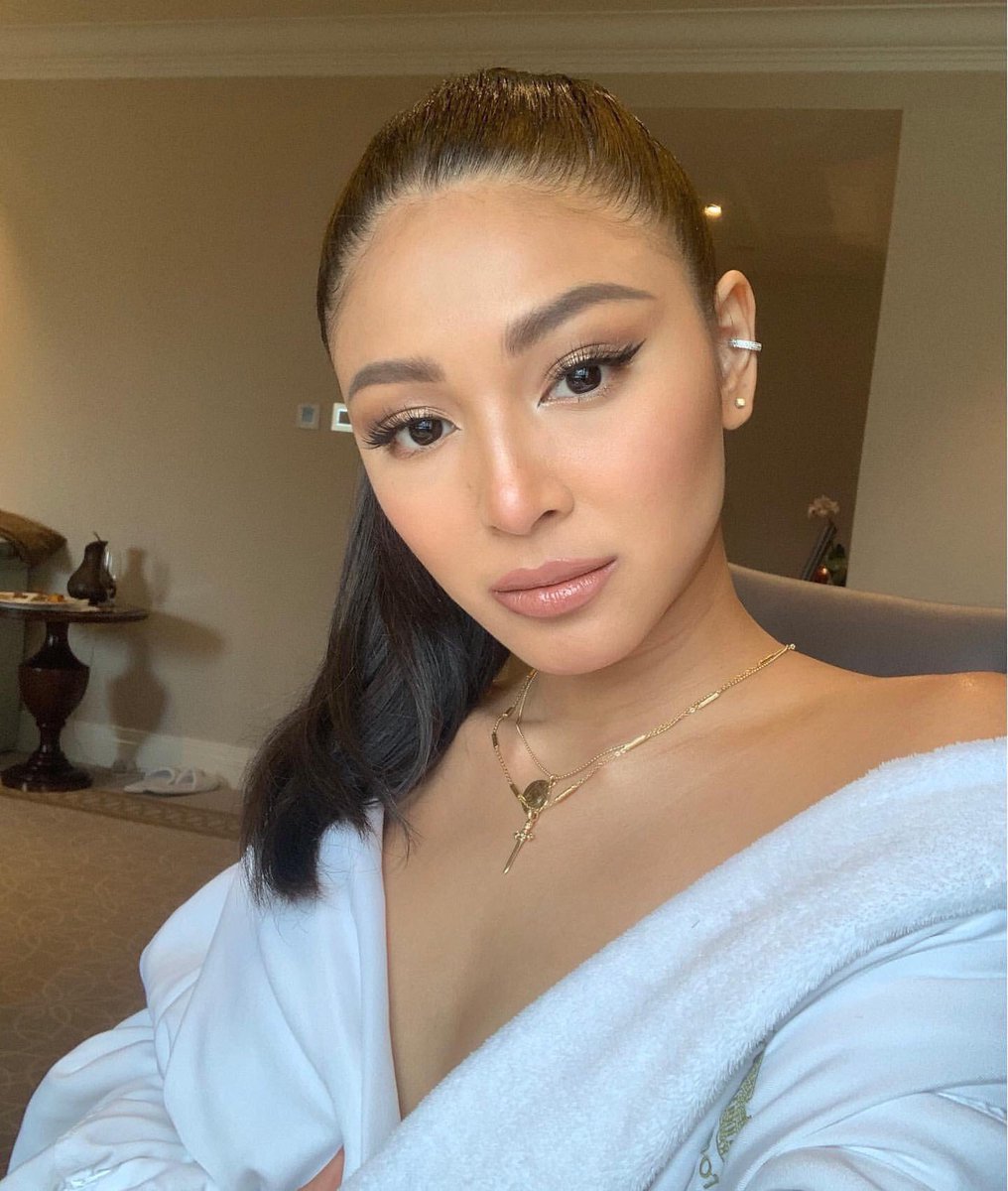 itgirlnadine's tweet photo. when she does her own makeup >>> https://t.co/N9TidXLNYB