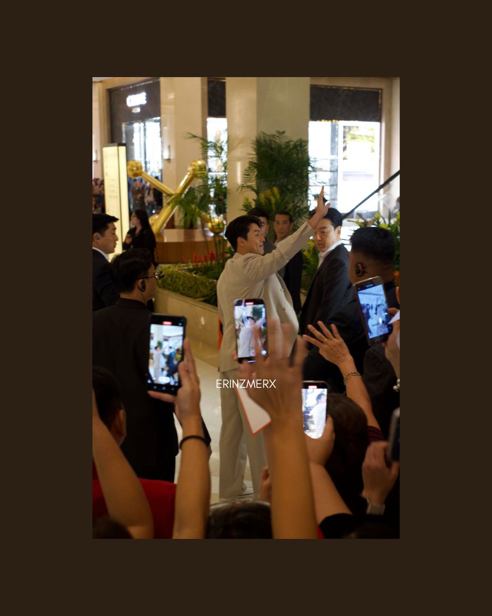 HbOneph's tweet photo. Etched forever in our 🧡🧡🧡 ....
#HyunBinAtSolaire 

CTTO: ErinzMerx https://t.co/0sxxEEHN8b