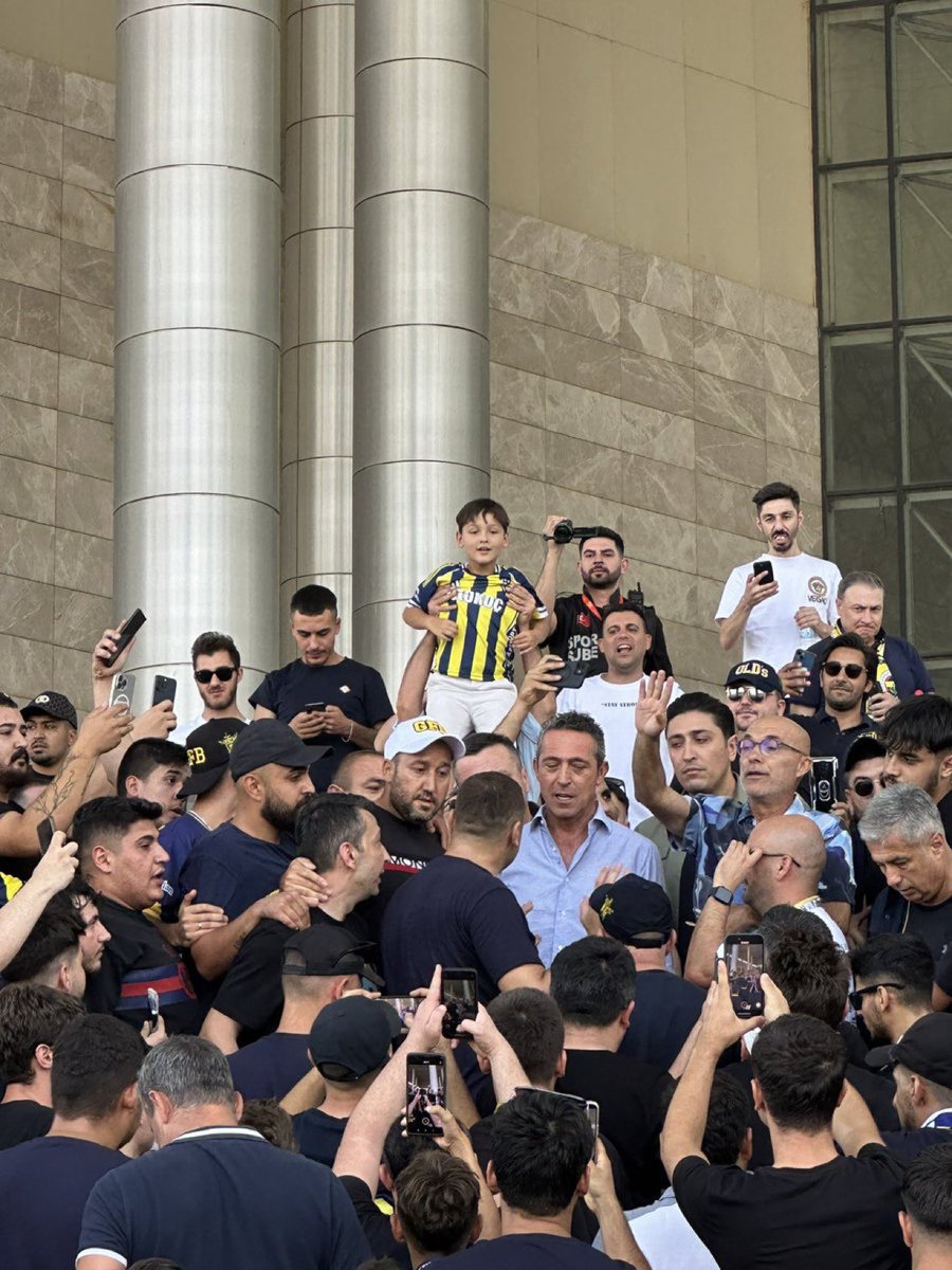 matejakezman191's tweet photo. Hala şu adamı destekleyen varsa benim gözümde bir numaralı Fenerbahçe düşmanıdır başaramıyor beceremiyor niye anlamak istemiyorsunuz başkanlık herkesin harcı değil #fenerinmaçıvartsl https://t.co/lorSxFrTjV