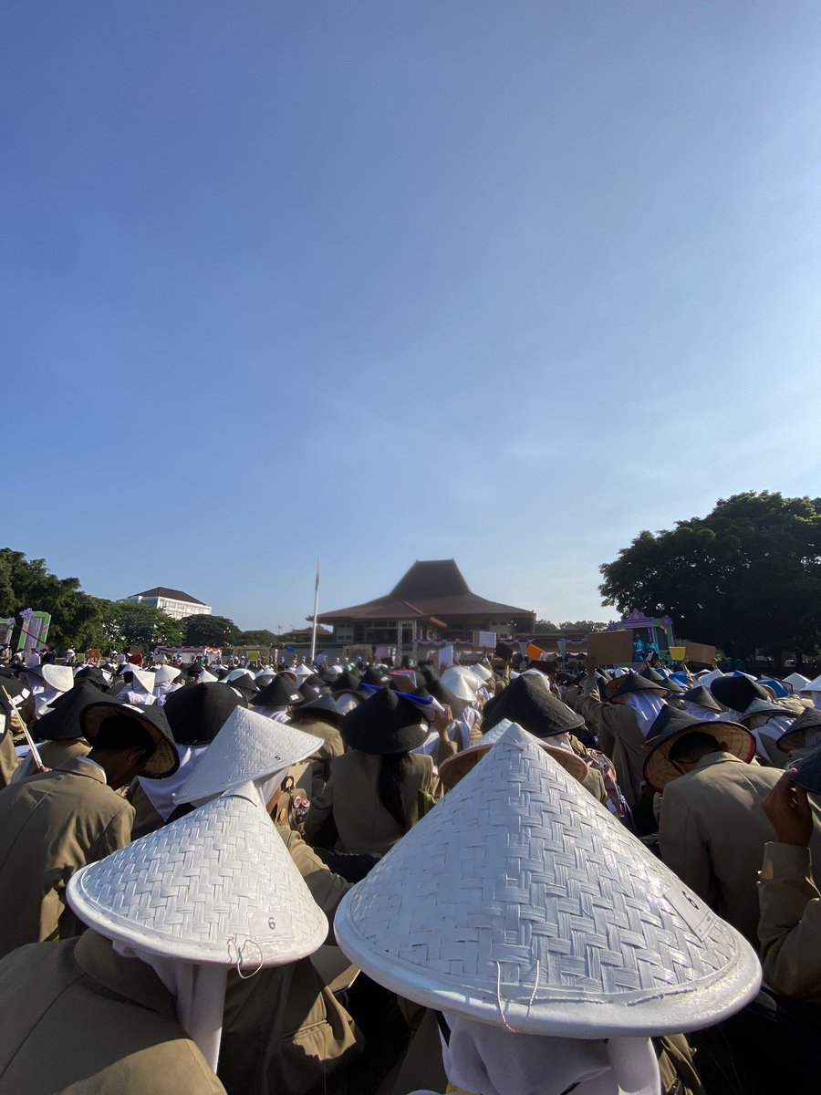 chupyo3o's tweet photo. “bukan mimpinya yang dikecilin, tapi usaha nya yang dibesarin” will always have a special place in my heart terimakasih pionir 2025 https://t.co/cPhlB0I01u